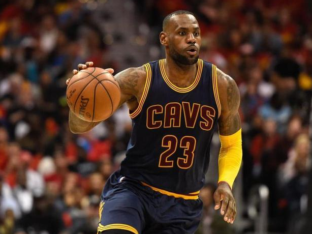  字母哥暴扣统治禁区，雄鹿狂胜尼克斯稳居榜首