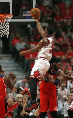  米切尔三分绝杀骑士逆转公牛终结颓势