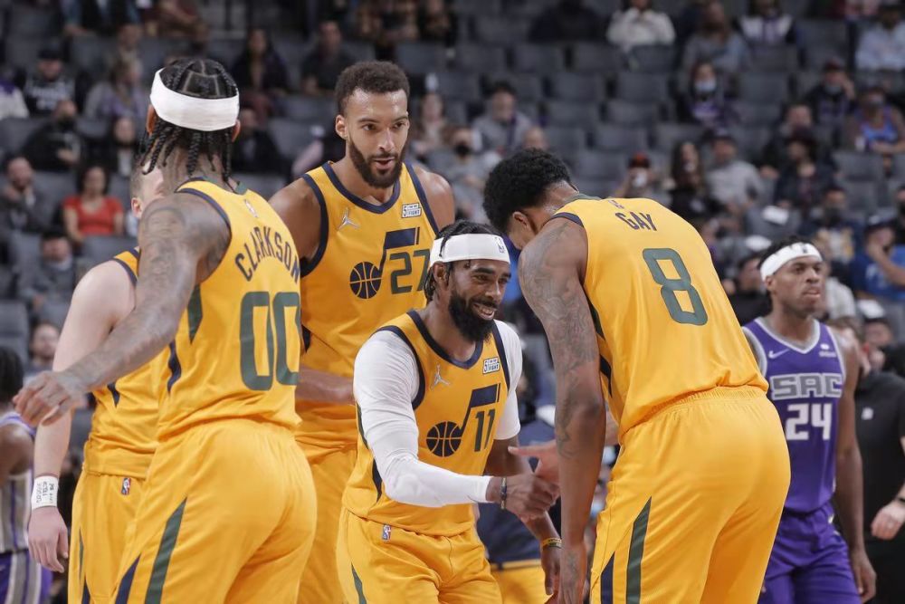  布克三分雨倾盆而下，太阳主场大胜快船